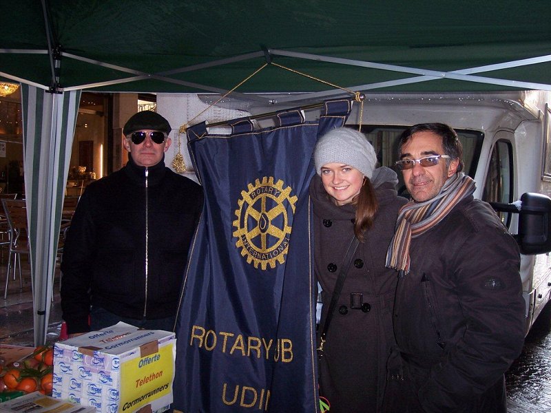 Z desne: Alessandro Restivo, vodja ekipe in Nisha Noble, kanadčanka na mladinski izmenjavi pri Rotary klubu Udine Patriarcato.